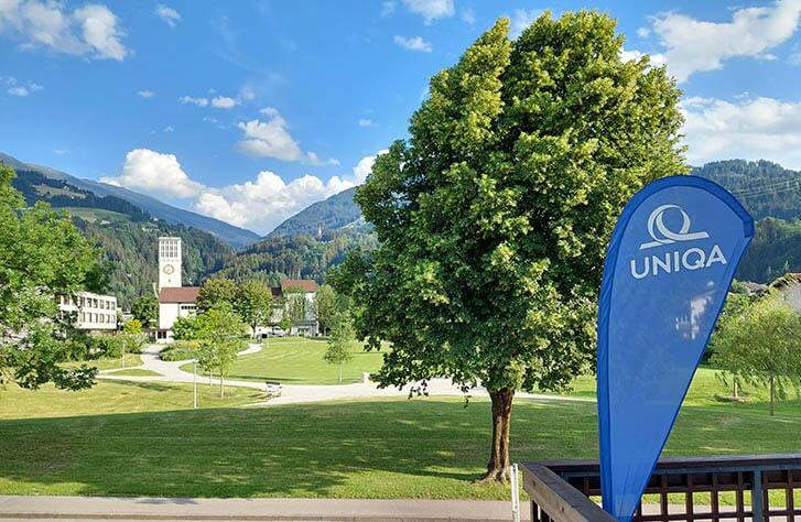 Die grüne bergige Aussicht der UNIQA Generalagentur TST Wattens